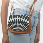 Bolso bandolera pequeño de mujer Iris Petalos negros | CHULA Tulum