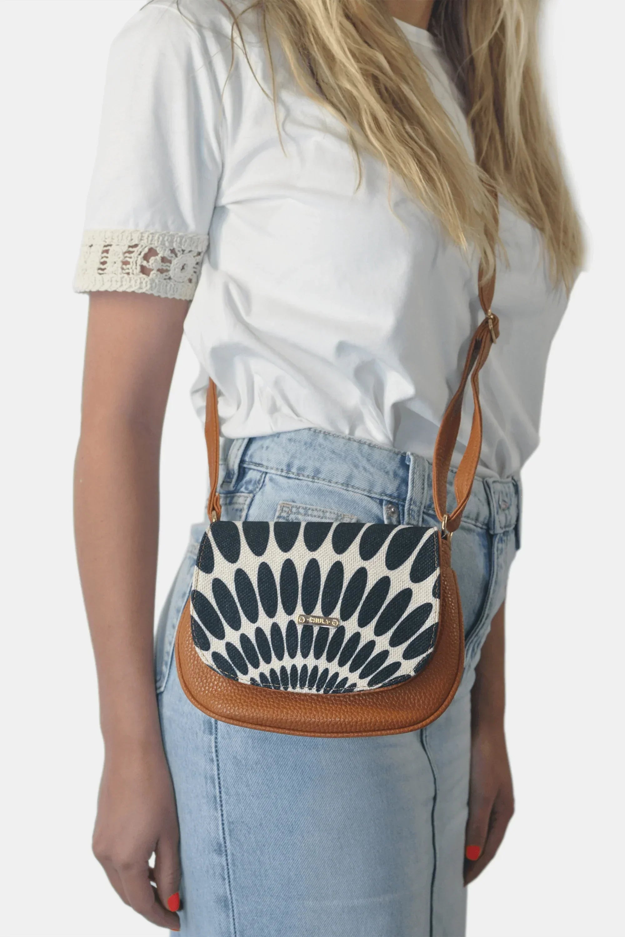 Bolso bandolera pequeño de mujer Iris Petalos negros | CHULA Tulum