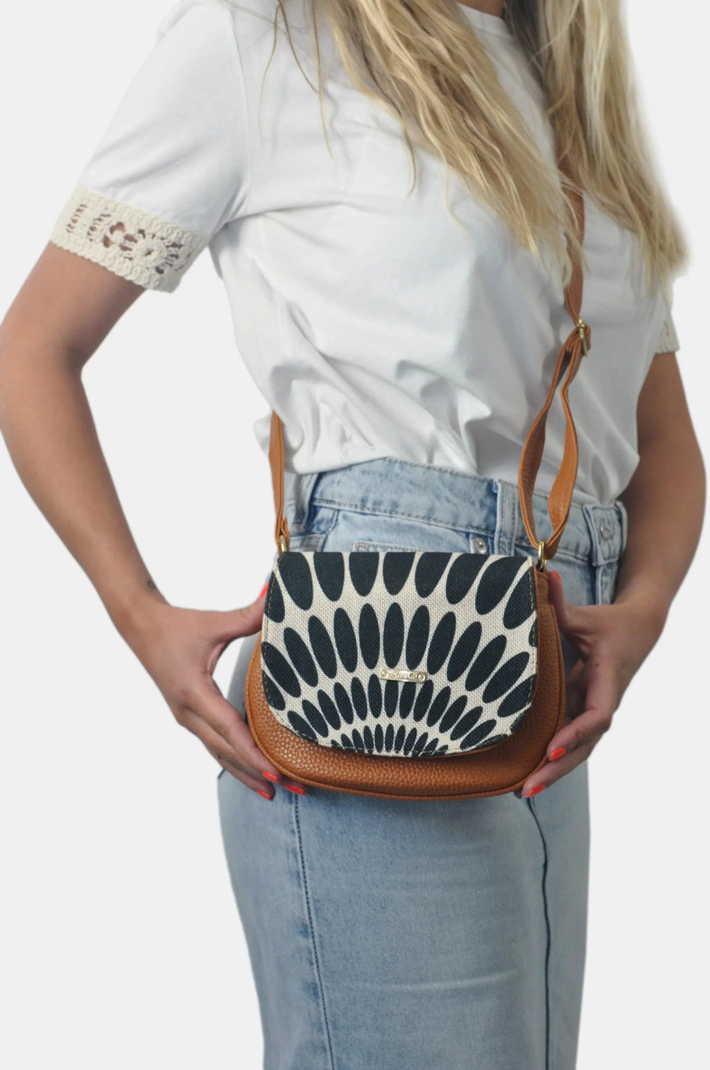 Bolso bandolera pequeño de mujer Iris Petalos negros | CHULA Tulum