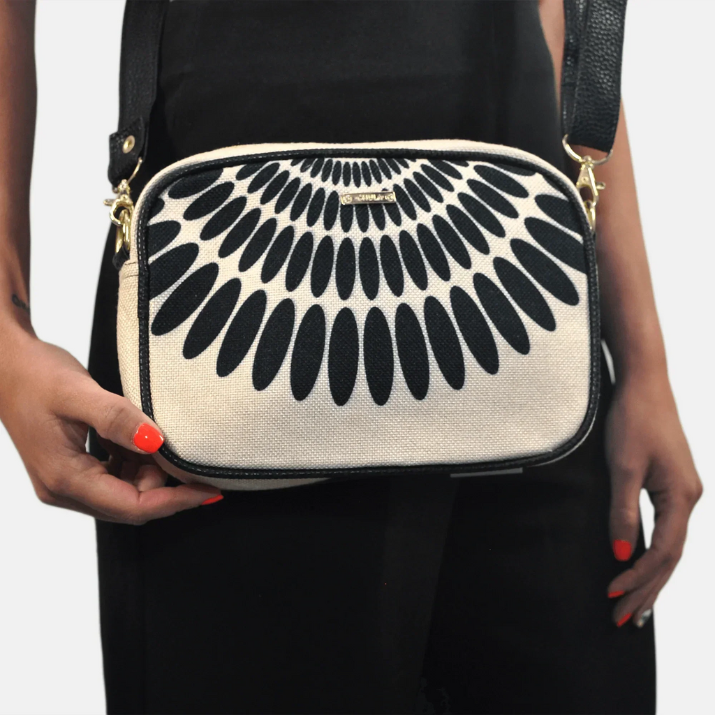 Bolso bandolera pequeño MIA Shoulder Petalos Negros | CHULA Tulum