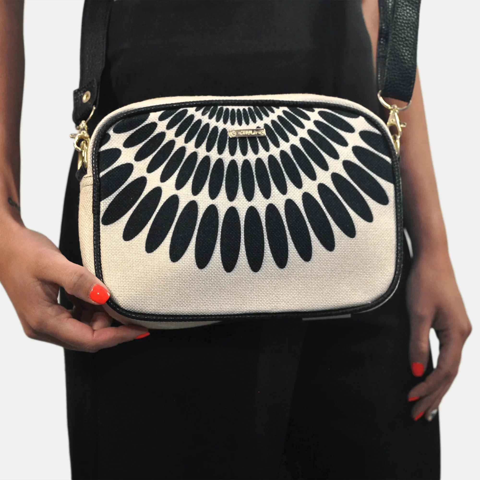 Bolso bandolera pequeño MIA Shoulder Petalos Negros | CHULA Tulum