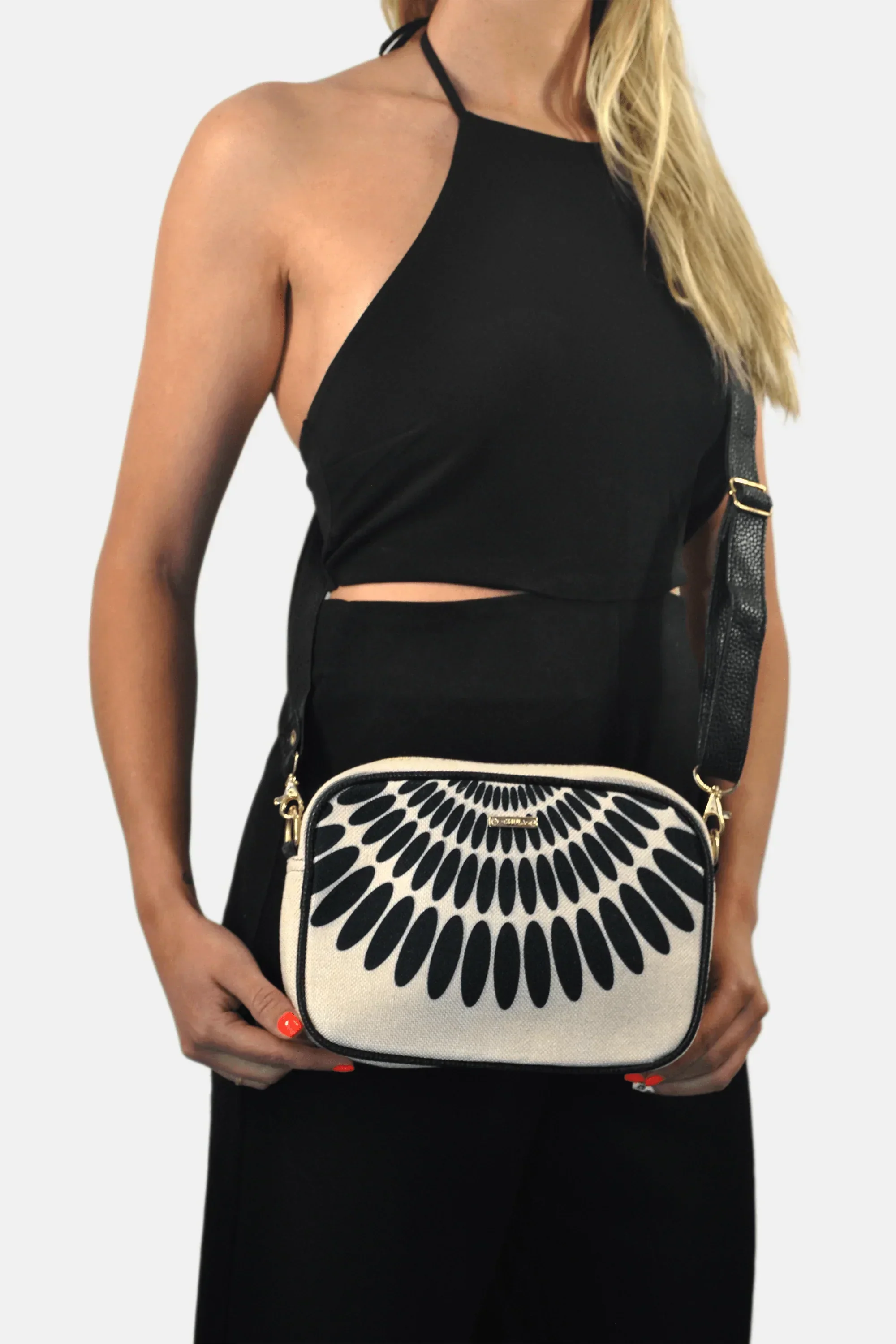 Bolso bandolera pequeño MIA Shoulder Petalos Negros | CHULA Tulum