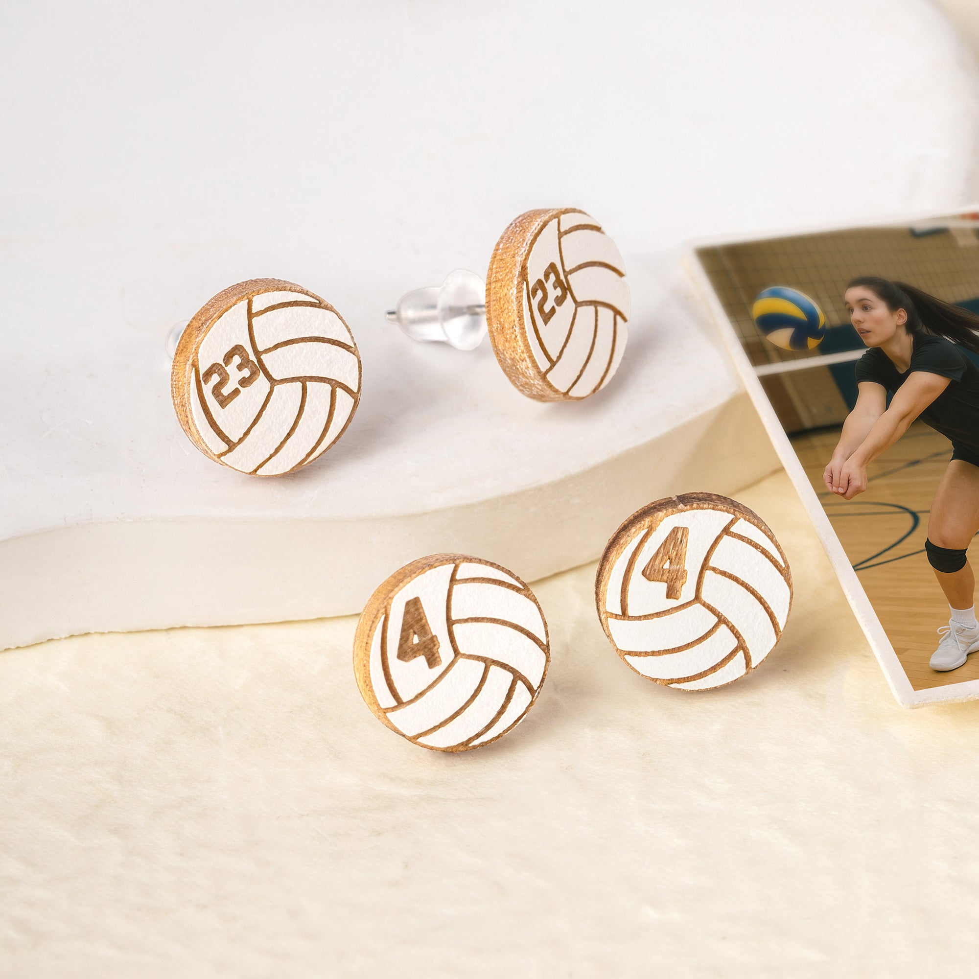 Pendientes de madera personalizados de voleibol con números grabados Cumpleaños Aniversario Día del partido Regalo para jugadores de voleibol Compañeros de equipo