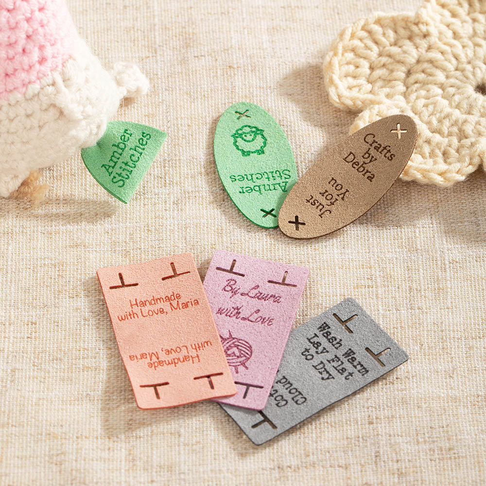 Personalizado suave lavable ganchillo perezoso en no coser etiquetas de microgamuza con texto Juego de 12 accesorios de punto Regalo de cumpleaños para Crochet Lover