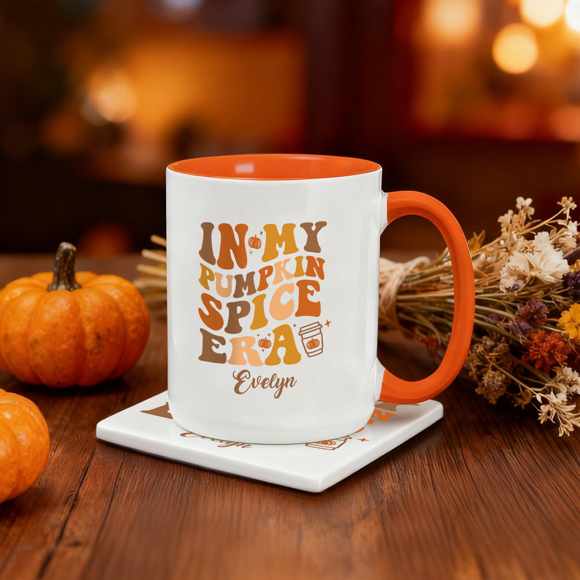 Taza de café de cerámica multicolor personalizada In My Pumpkin Spice Era con nombre y posavasos Regalo de Acción de Gracias para amigos de la familia