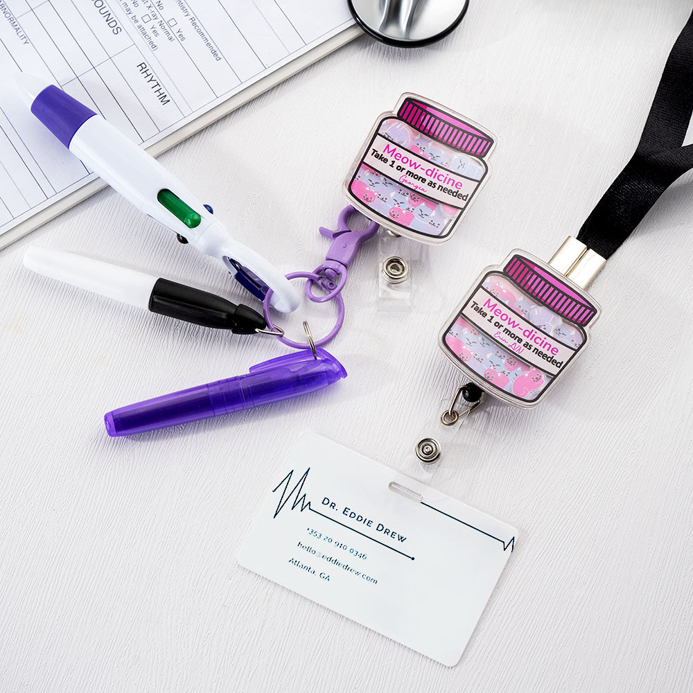 Pastillero acrílico retráctil personalizado Meow-dicine con nombre y bolígrafo Accesorios veterinarios para cumpleaños Regalo para veterinarios amantes de los gatos