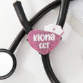 Personalizada Glitter Corazón Enfermera Cap Oculto Snap Estetoscopio Etiqueta de identificación con el nombre de trabajo Título Enfermeras Semana Apreciación Cumpleaños de regalo para el personal médi