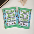 Cuaderno espiral A5 personalizado de posturas de yoga en silla para personas mayores Planificador de gimnasio con texto Guía de ejercicios de yoga Regalo de cumpleaños para un amigo de la familia mayo