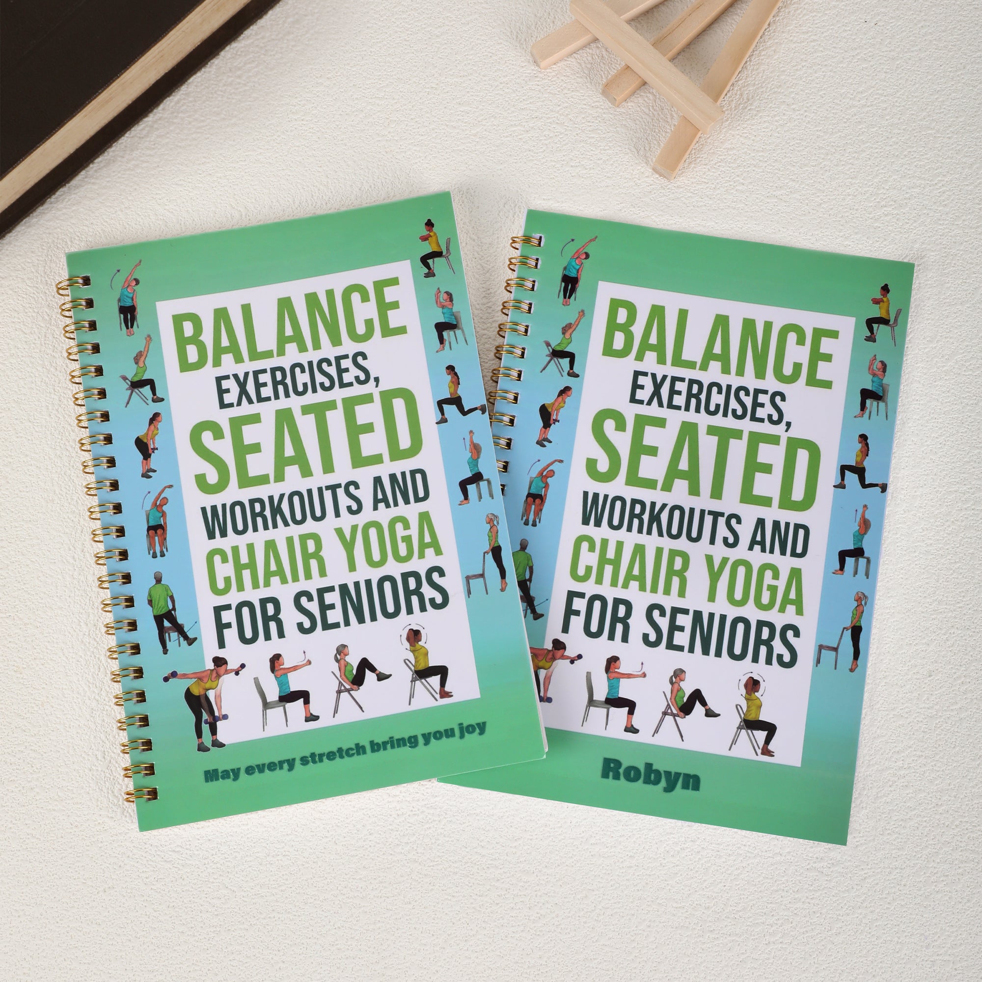 Cuaderno espiral A5 personalizado de posturas de yoga en silla para personas mayores Planificador de gimnasio con texto Guía de ejercicios de yoga Regalo de cumpleaños para un amigo de la familia mayo