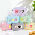 Personalizado en forma de corazón bordado Nombre Rayas Bolsa de maquillaje Uso diario Viajes Boda Fiesta Cumpleaños Regalo para las mujeres damas de honor