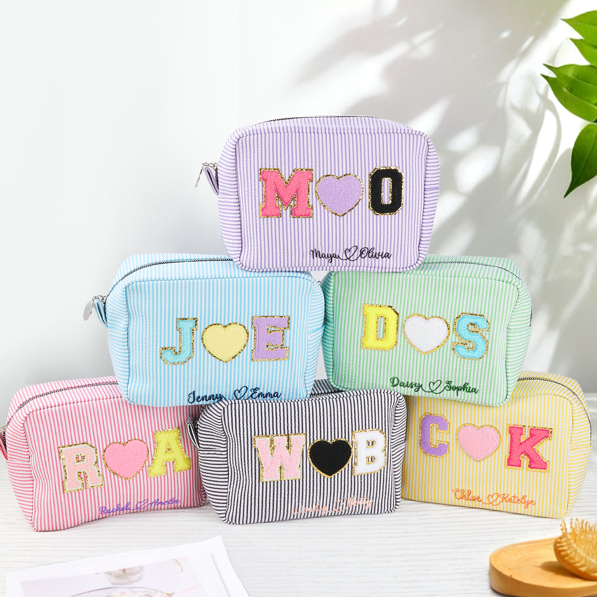 Personalizado en forma de corazón bordado Nombre Rayas Bolsa de maquillaje Uso diario Viajes Boda Fiesta Cumpleaños Regalo para las mujeres damas de honor