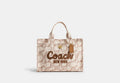 COACH® Women's Bolso tote Cargo con lona de firma en Beige | Toile