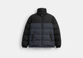COACH® Men's Chaqueta De Plumón De Firma En Poliéster Reciclado en Gris, Talla Mediano | Coton