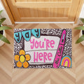 Felpudo antideslizante personalizado Yay You're Here Flower Rainbow con texto Welcome to Classroom Teacher's Day Regalo de vuelta al cole para profesores