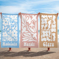 Toalla de playa de secado rápido personalizada con flores retro y nombre Fiesta en la playa al aire libre Regalo de cumpleaños esencial para ella