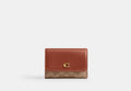 COACH® Women's Tarjetero Básico Con Solapa En Lona De Firma en Beige | Pvc
