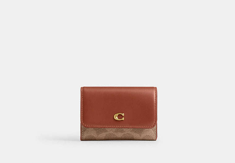 COACH® Women's Tarjetero Básico Con Solapa En Lona De Firma en Beige | Pvc