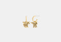 COACH® Women's Pendientes Huggie De Pegaso Cepillados en Amarillo/gold | Métal