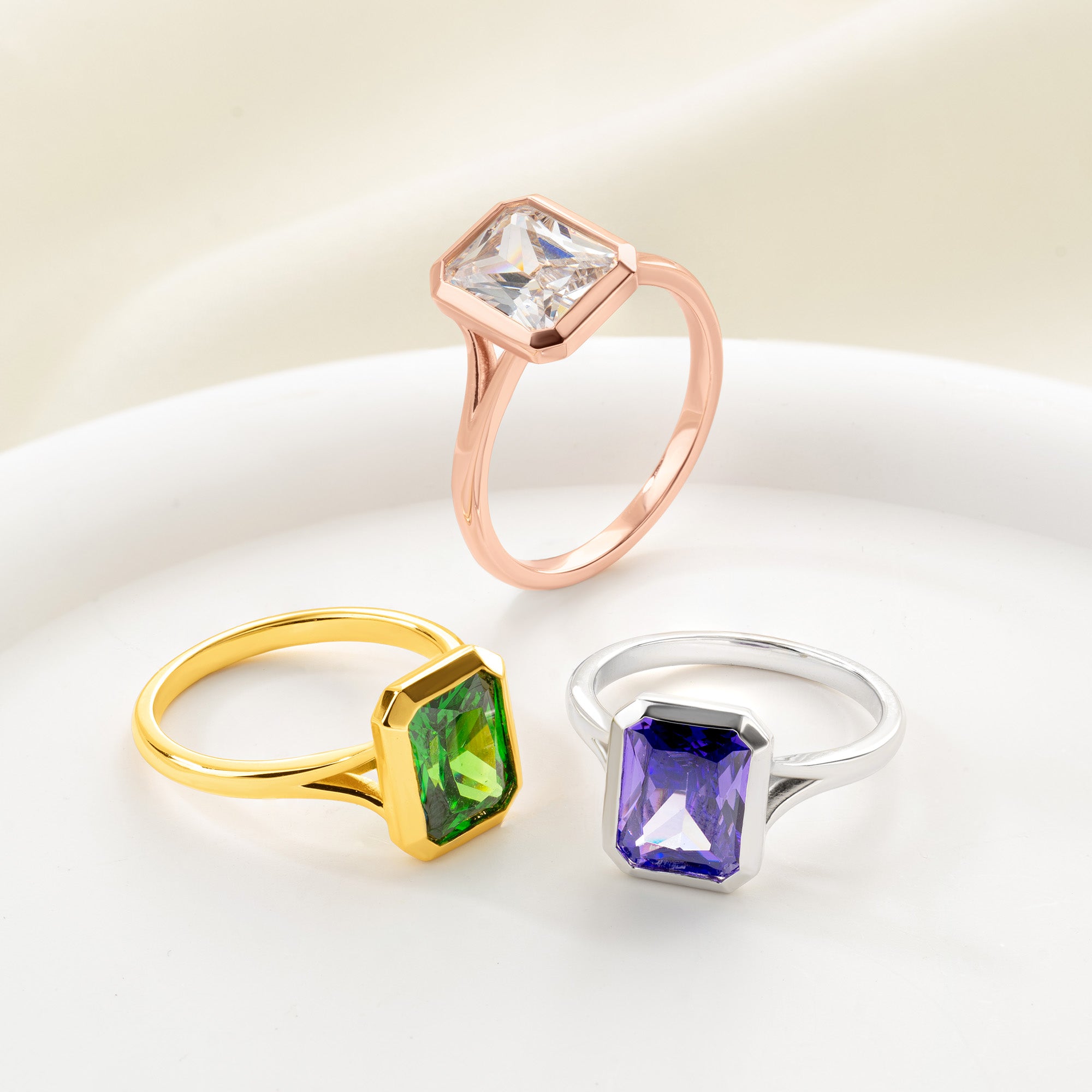 Personalizada cuadrada de plata esterlina Piedra de nacimiento Bisel Conjunto Anillo solitario Joyería delicada desgaste diario Aniversario de boda Cumpleaños Regalo para Pareja Novia