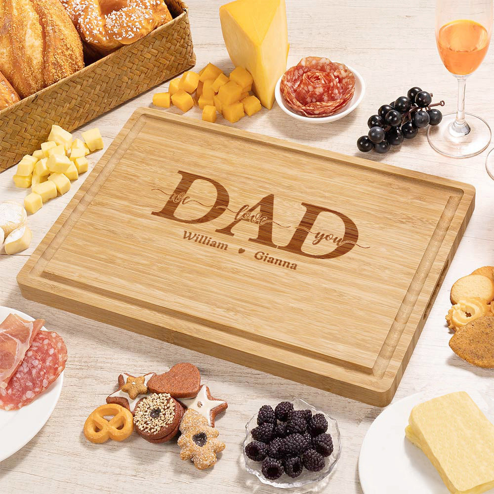 Tabla para cortar embutidos personalizada Daddy We Love You FSC de bambú con ranura para zumo grabada con los nombres de 1 a 12 niños Regalo del Día del Padre para papá Abuelo