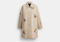 COACH® Women's Balmacaan Con Aplique en Beige, Talla Mediano | Body