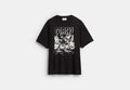 COACH® Men's Camiseta De Corte Holgado Con Dinosaur City De Algodón Orgánico en Negro, Talla Mediano | Coton