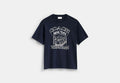 COACH® Men's Camiseta Holgada Subway De Algodón Orgánico en Azul, Talla Mediano | Coton