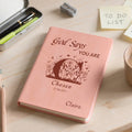 Cuaderno de viaje de piel A5 con nombre e inicial Personalizado God Says You Are Bible Flower Regalo inspirador de cumpleaños para niña Familia