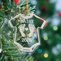 Bodysuit de bebé personalizado Adorno de anuncio de embarazo con texto y año Árbol de Navidad Decoración del hogar Regalo de cumpleaños para padres primerizos