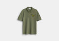 COACH® Men's Polo 10º Aniversario De Rexy en Verde, Talla Mediano