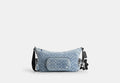 COACH® Men's Bolso Cruzado Finn Con Bolsillos En Tela Vaquera De Firma Exquisita Con Charms en Azul | Coton