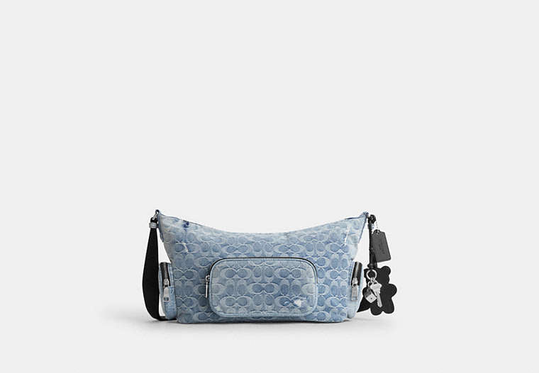 COACH® Men's Bolso Cruzado Finn Con Bolsillos En Tela Vaquera De Firma Exquisita Con Charms en Azul | Coton