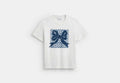 COACH® Women's Camiseta Clásica De Corte Cuadrado De Firma Con Lazo En Algodón Orgánico en Blanco, Talla Mediano