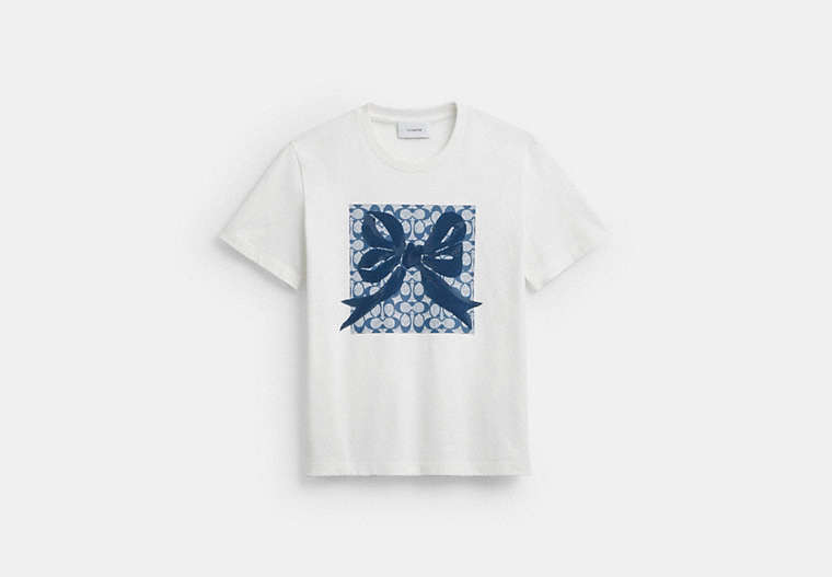 COACH® Women's Camiseta Clásica De Corte Cuadrado De Firma Con Lazo En Algodón Orgánico en Blanco, Talla Mediano