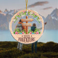 Adorno colgante acrílico personalizado con el año y los destinos de viaje Regalo de cumpleaños navideño para los amantes de los viajes y las aventuras
