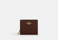 COACH® Women's Cartera Con Cierre A Presión Y Charm en Castaño | Cuir