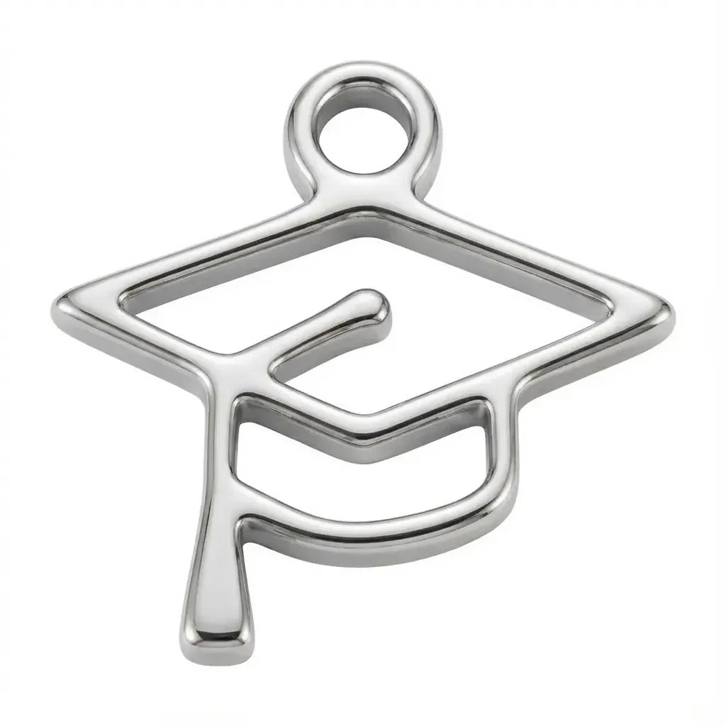 Amuleto de Plata con Símbolo de Birrete de Graduación