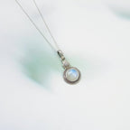 Colgante Botón de Piedra de Luna y Plata de Ley 925
