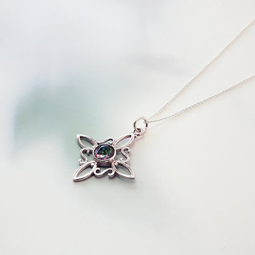 Colgante Nudo de Bruja en Plata de Ley 925 con Topacio Místico