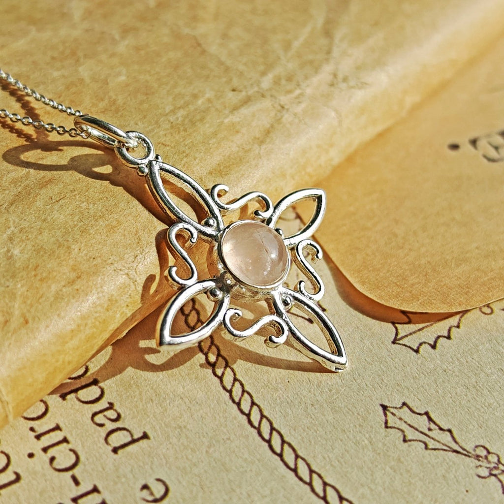 Colgante Nudo de Bruja y Cuarzo Rosa en Plata de Ley 925