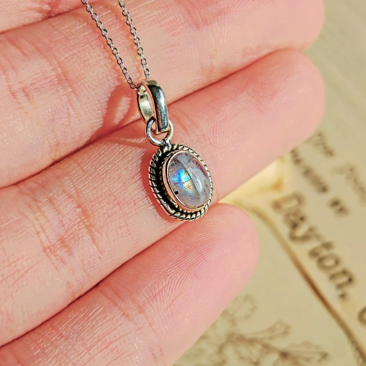 Colgante Óvalo de Piedra de Luna y Plata de Ley 925