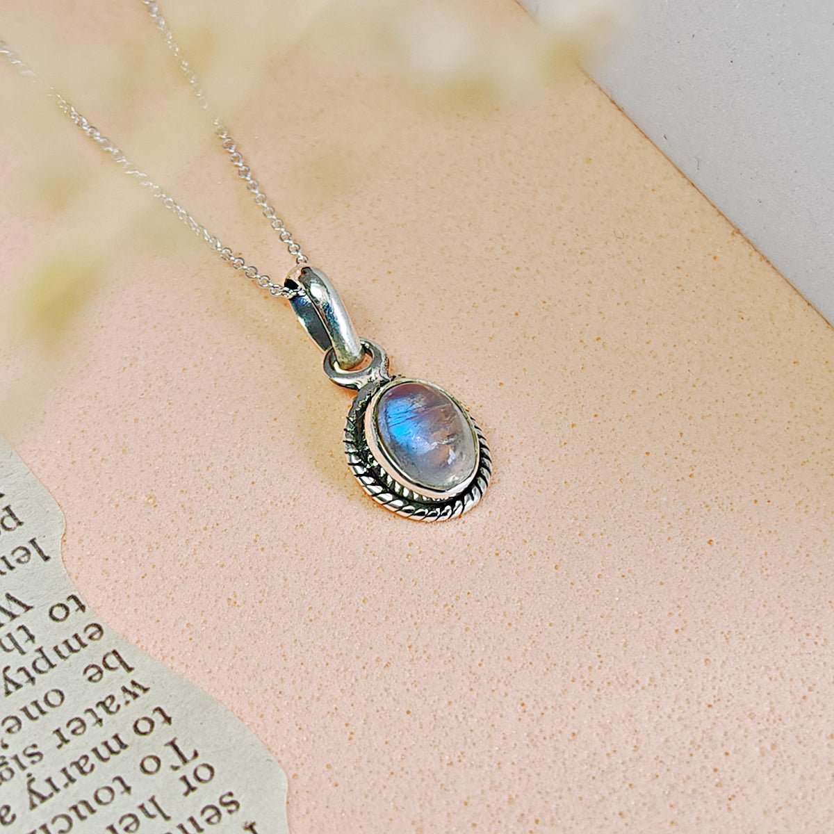 Colgante Óvalo de Piedra de Luna y Plata de Ley 925
