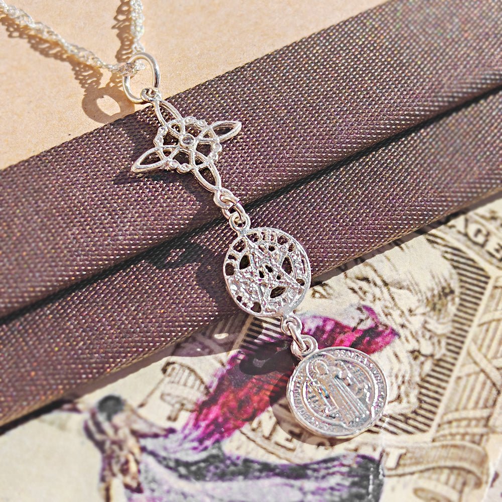 Colgante Triple Protector S925: Nudo de Bruja, Tetragramatón y San Benito
