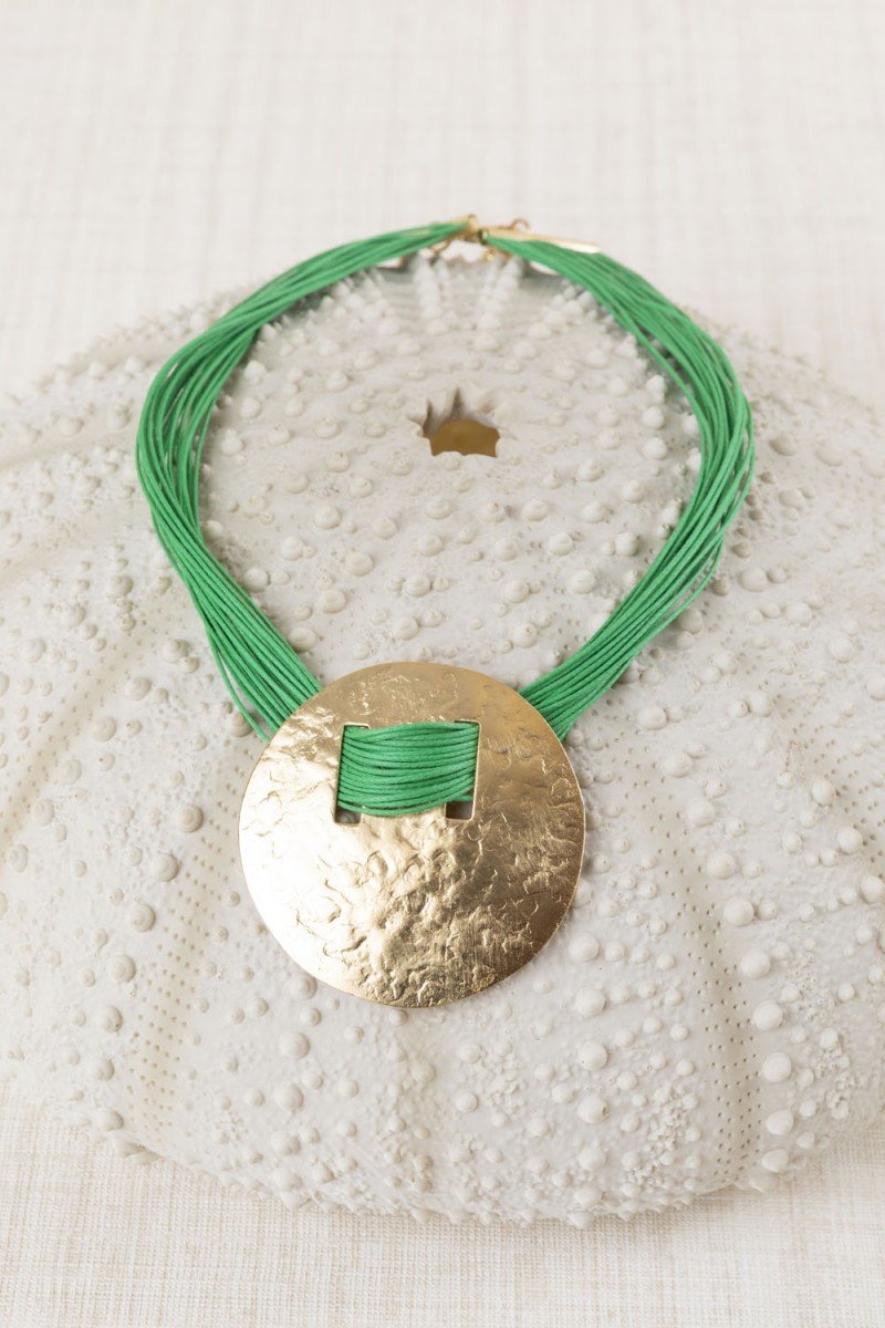 COLLAR CORDÓN Y MEDALLÓN