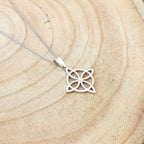 Collar Nudo de Bruja en Acero Inoxidable