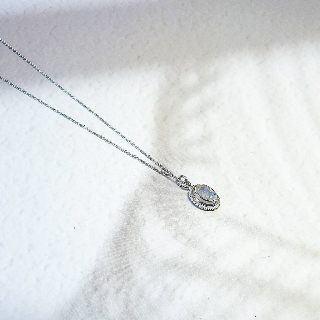 Collar Ovale Piedra de Luna - Plata de Ley 925