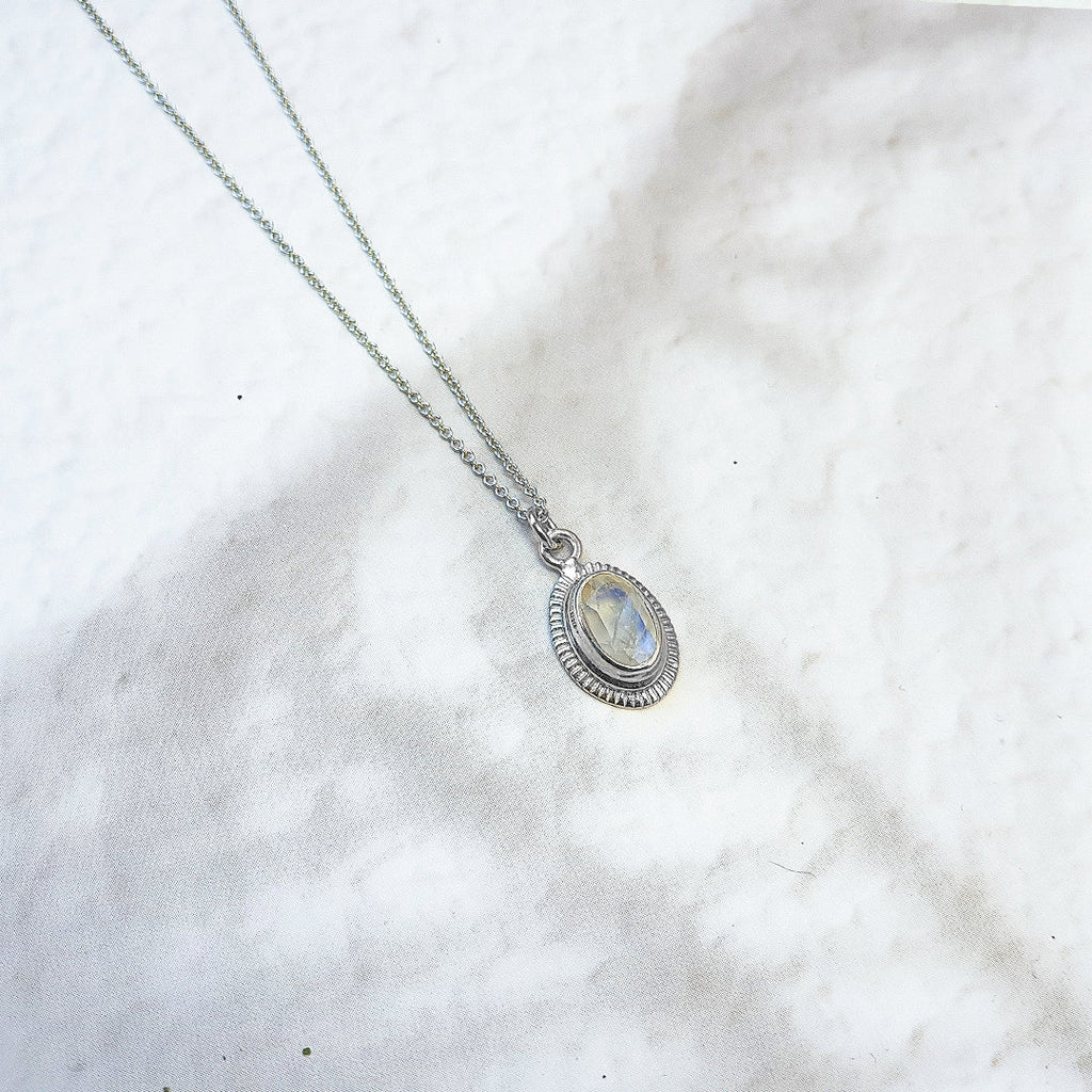 Collar Ovale Piedra de Luna - Plata de Ley 925