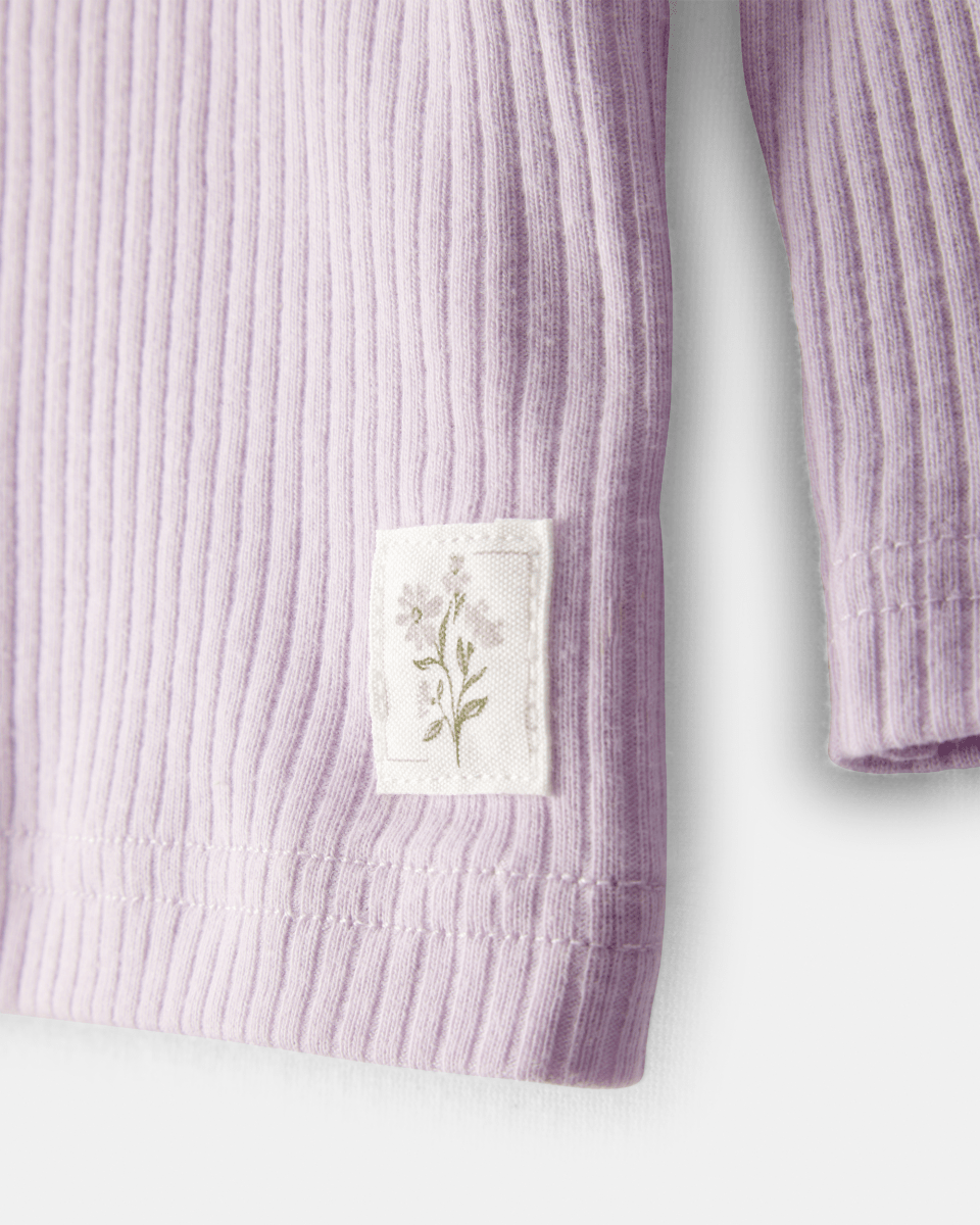 Conjunto 3 piezas, camiseta de algodón, pantalón y gorro, diseño liso en color lavanda