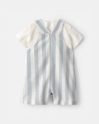Conjunto dos piezas de lino con peto corto a rayas y camiseta azul