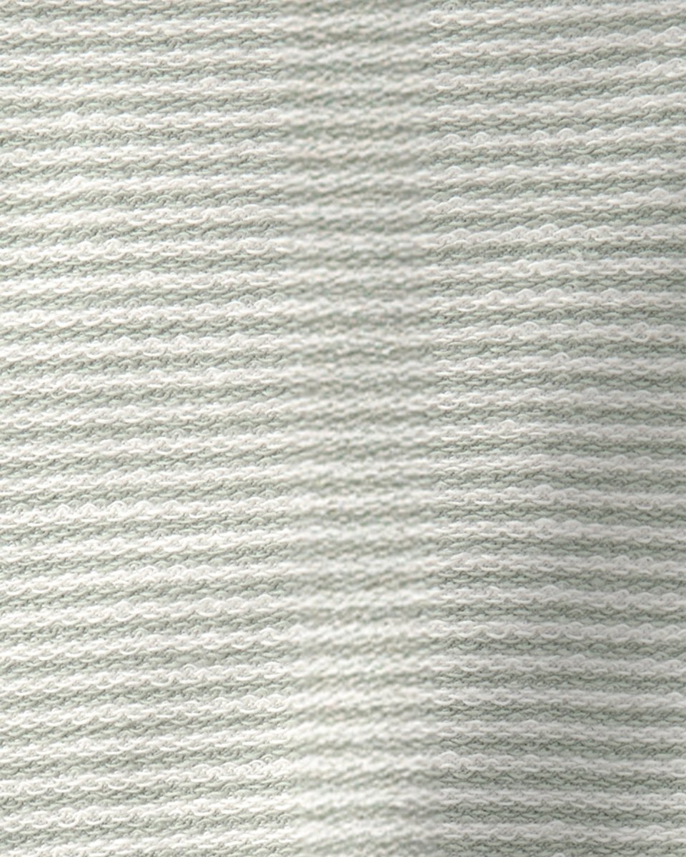 Conjunto dos piezas de lino con peto corto a rayas y camiseta verde